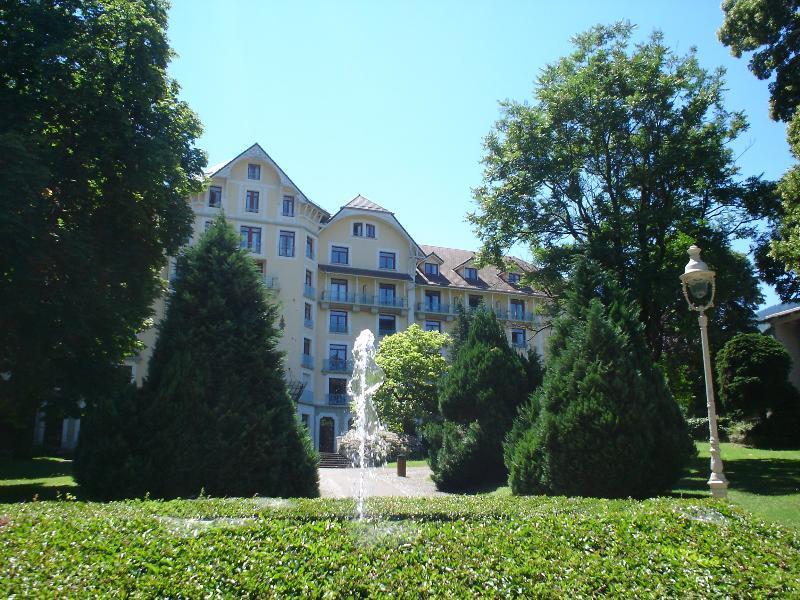 Terres De France - Appart'Hotel Le Splendid Allevard Exteriör bild