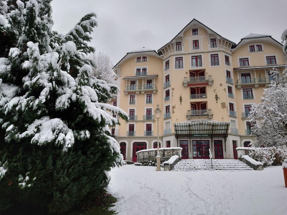 Terres De France - Appart'Hotel Le Splendid Allevard Exteriör bild