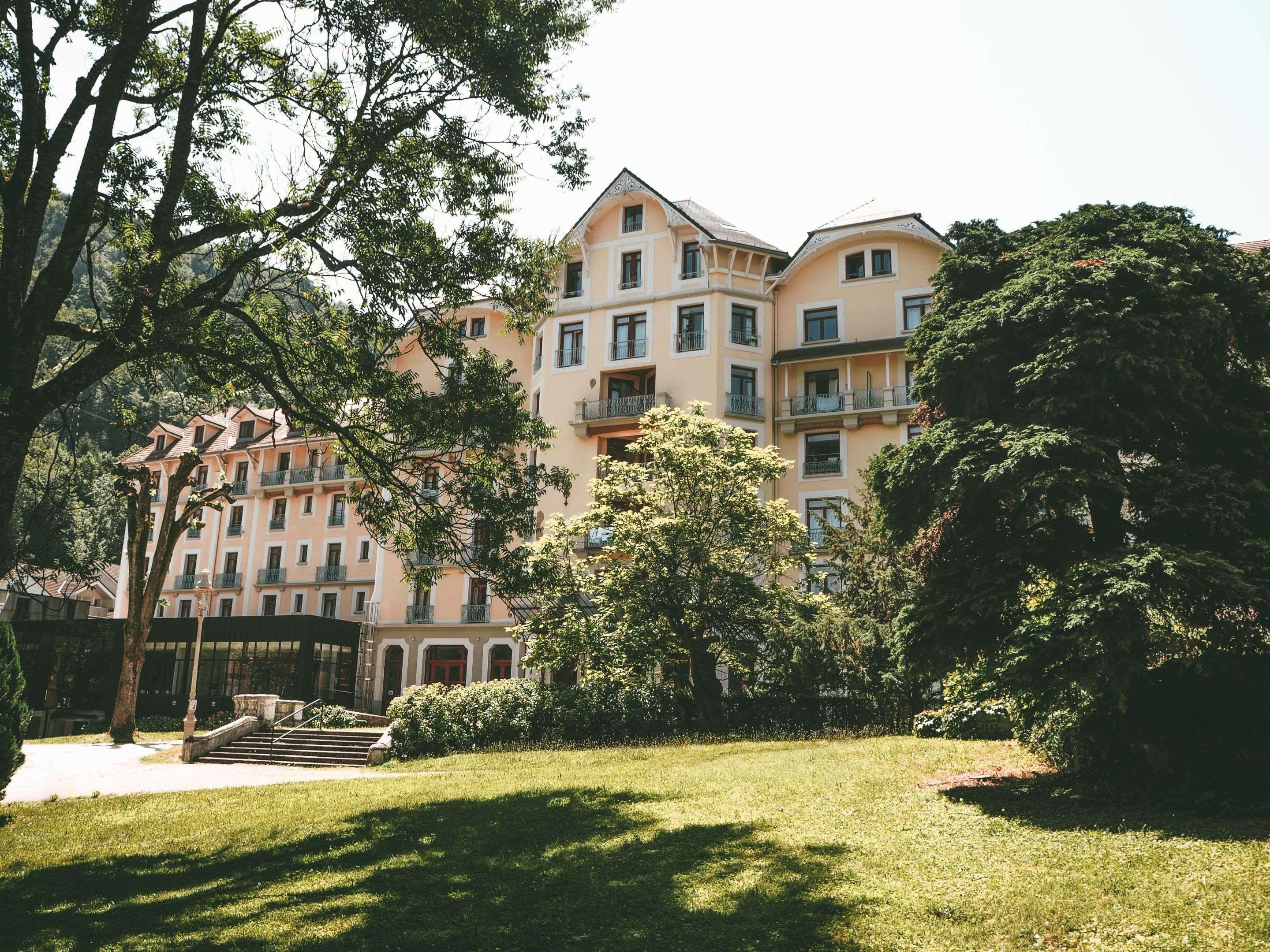 Terres De France - Appart'Hotel Le Splendid Allevard Exteriör bild