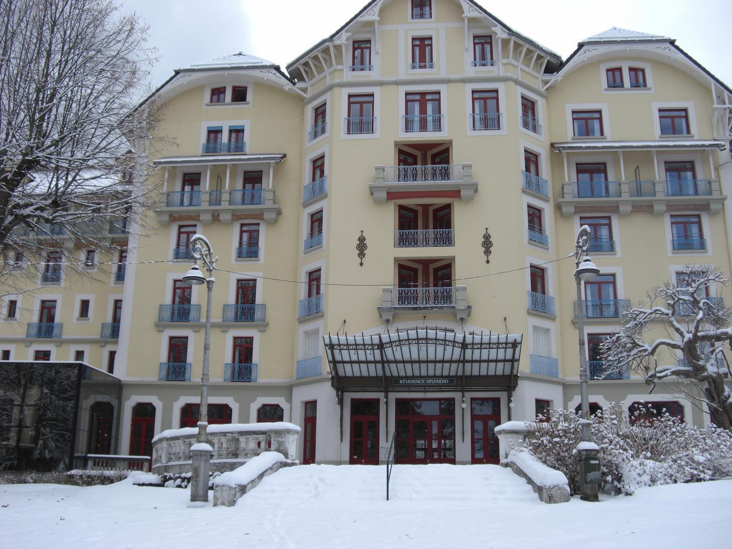 Terres De France - Appart'Hotel Le Splendid Allevard Exteriör bild