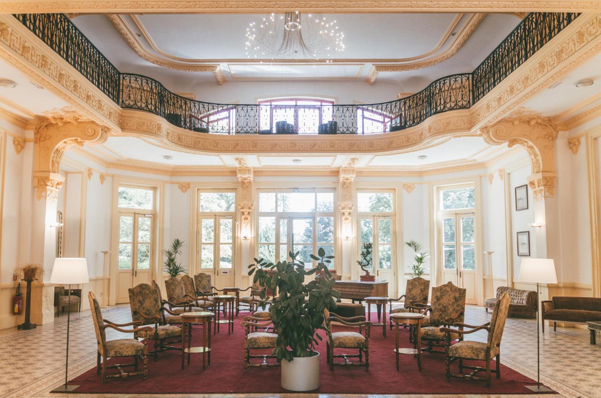 Terres De France - Appart'Hotel Le Splendid Allevard Exteriör bild