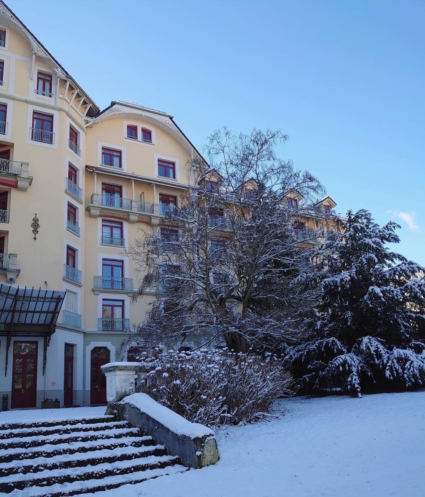 Terres De France - Appart'Hotel Le Splendid Allevard Exteriör bild