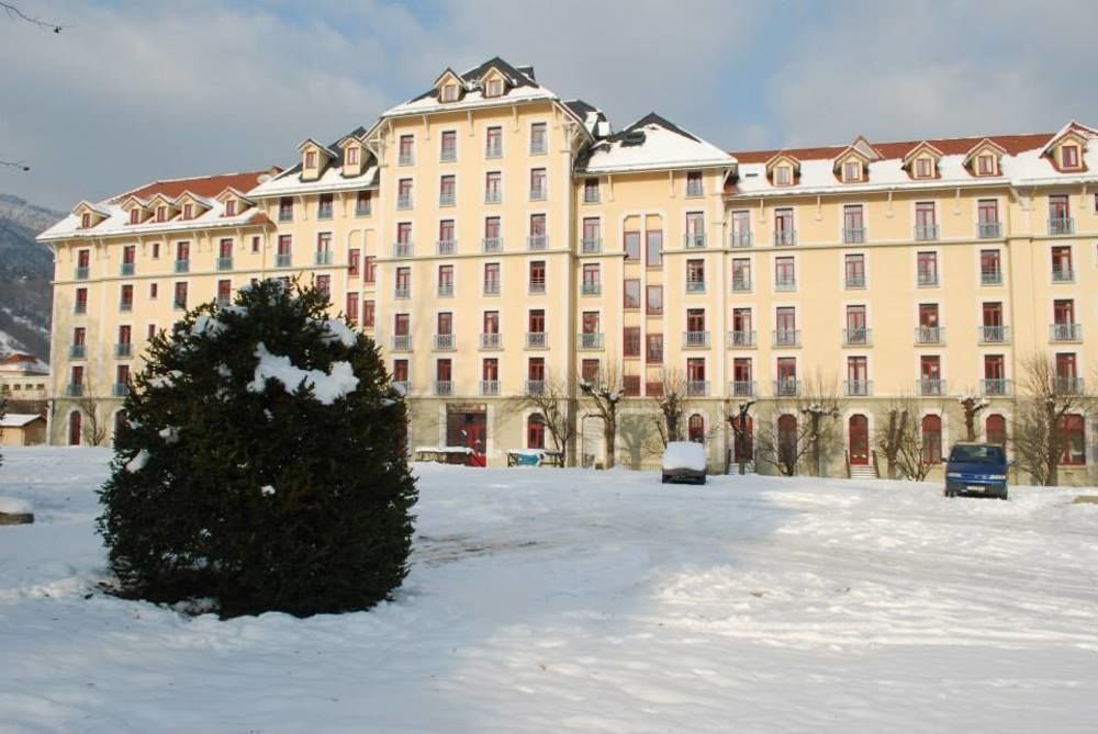 Terres De France - Appart'Hotel Le Splendid Allevard Exteriör bild