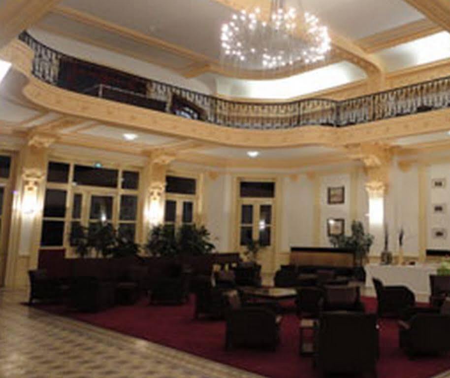 Terres De France - Appart'Hotel Le Splendid Allevard Exteriör bild